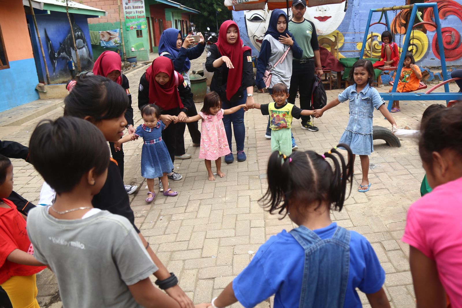 PLAY: UMM students do psychological intervention to Desaku Menanti children by inviting to